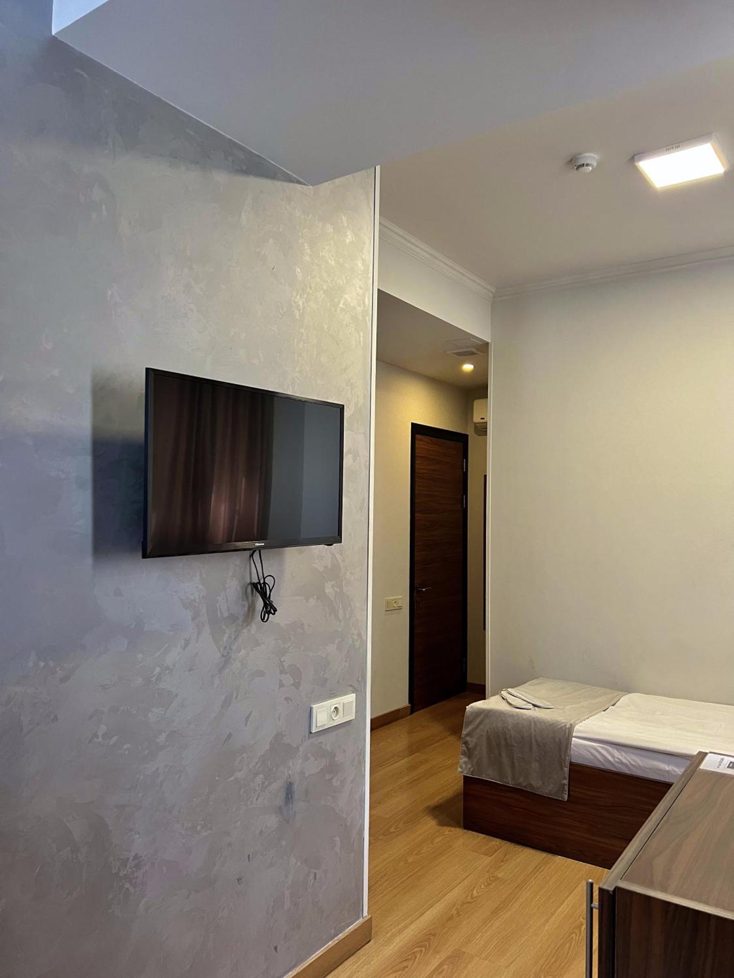 Mashtots Hotel Erivan Exterior foto