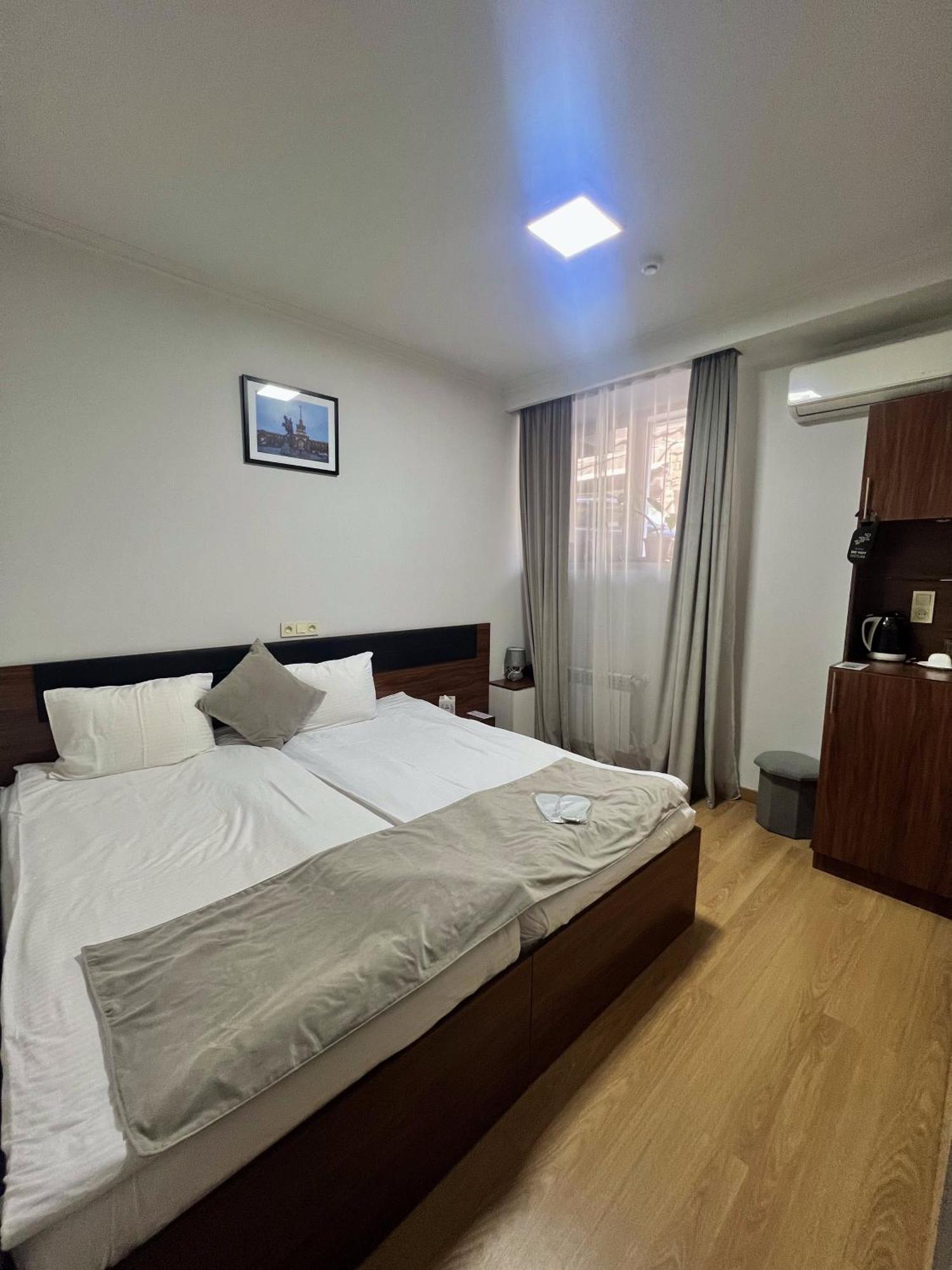 Mashtots Hotel Erivan Exterior foto