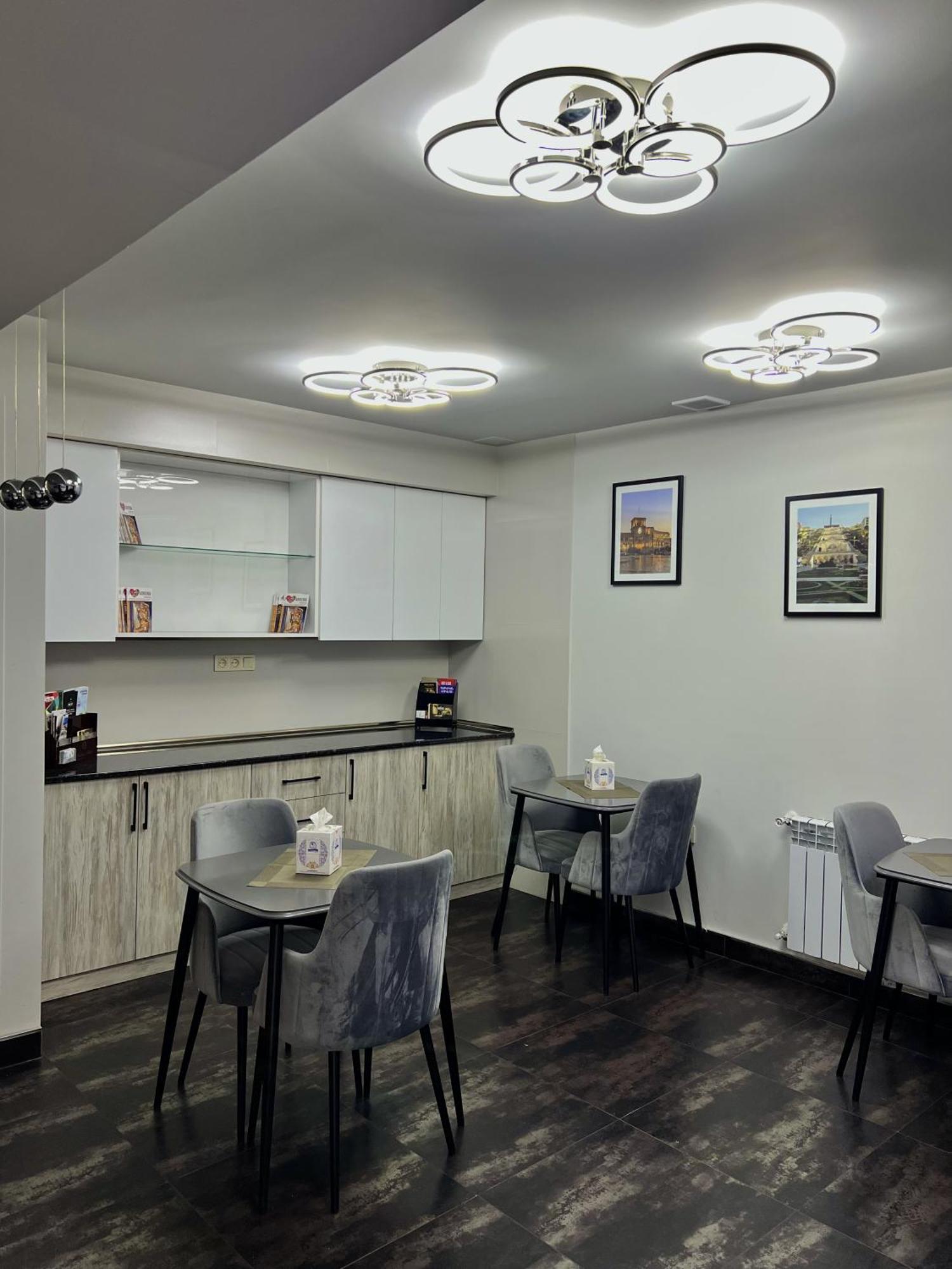 Mashtots Hotel Erivan Exterior foto