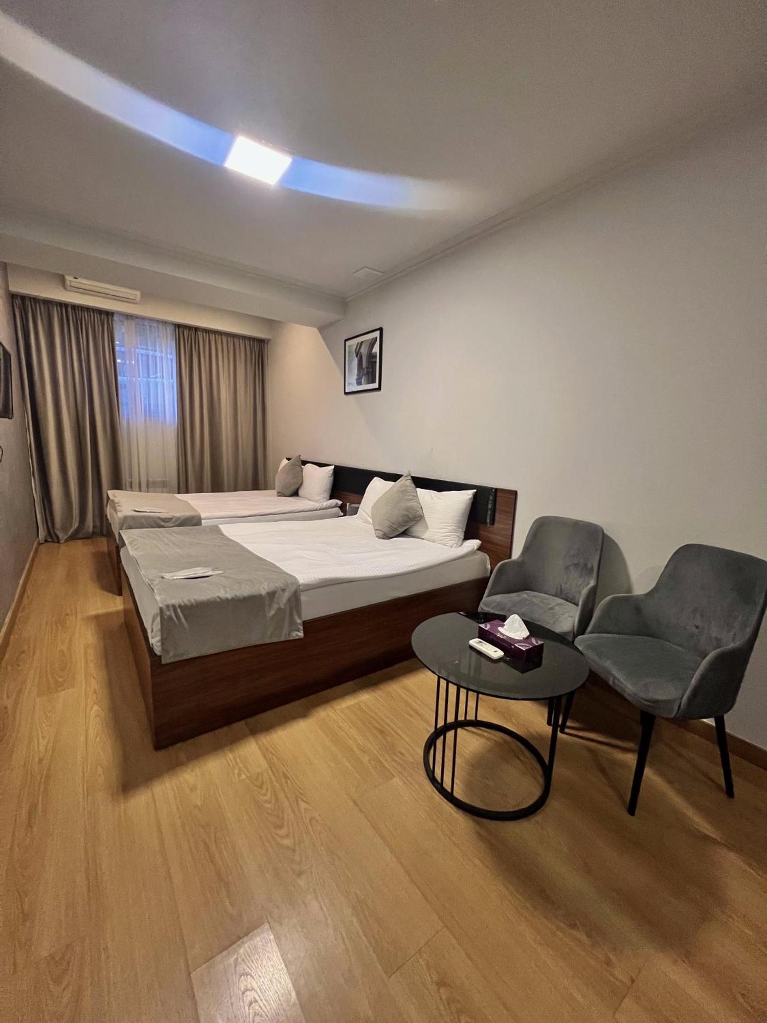 Mashtots Hotel Erivan Exterior foto