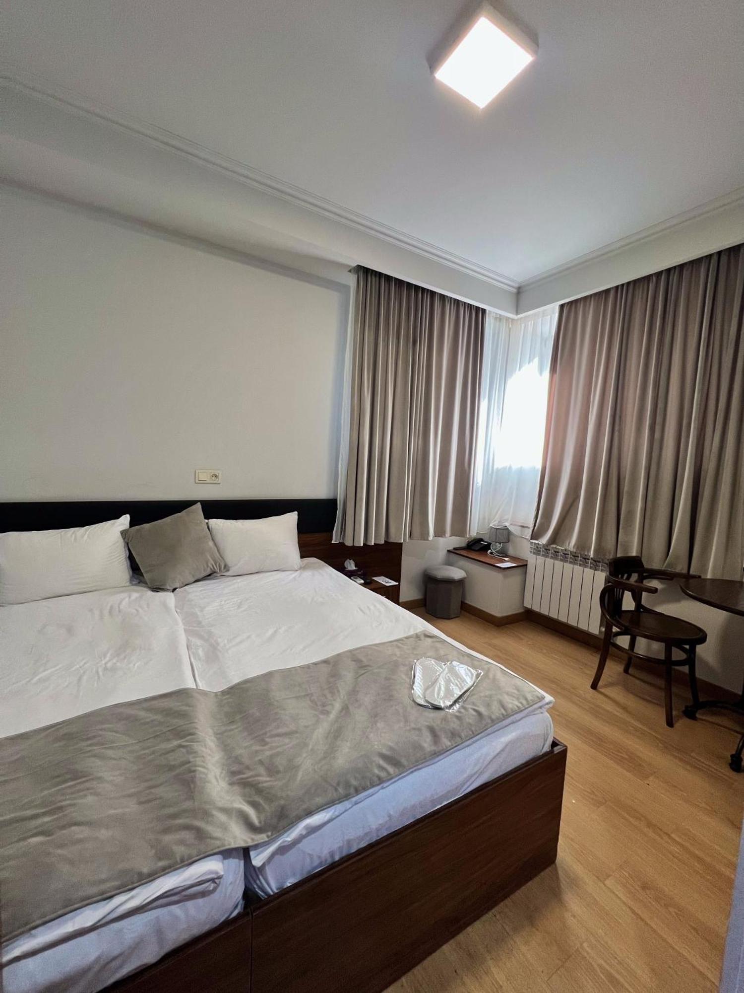 Mashtots Hotel Erivan Exterior foto